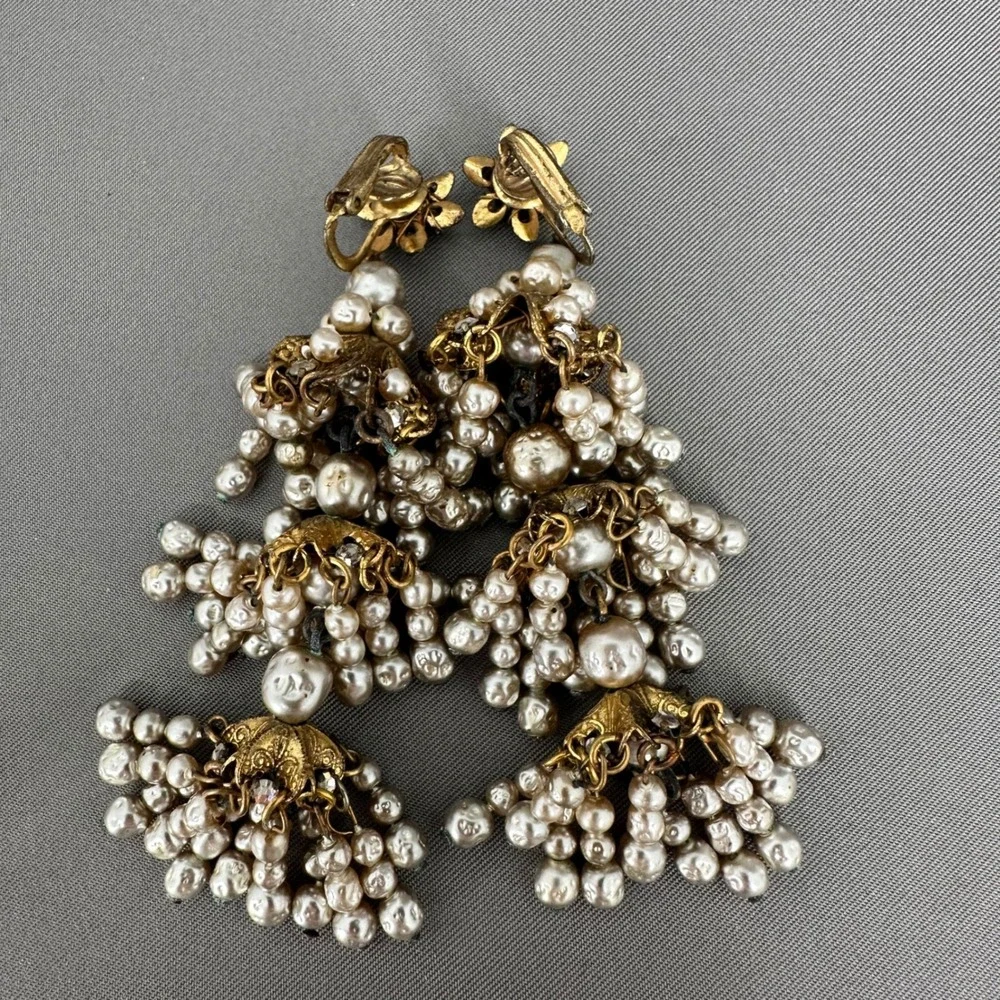 Vintage 80s Faux Pearl Gold Tone Tiered Gatsby Chandelier Clip On Earrings - Picture 4 of 7